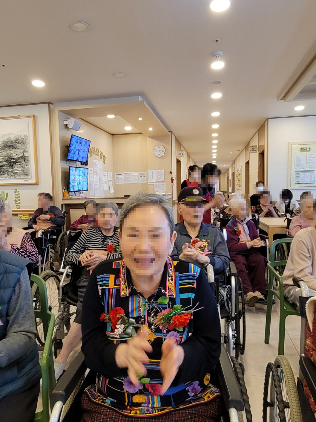 어르신들이 함께 V자를 그리는 모습